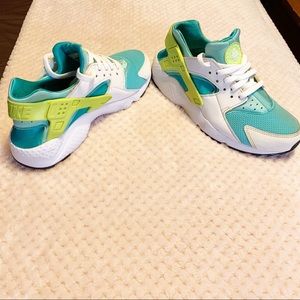 Women huarache sneakers made by nike